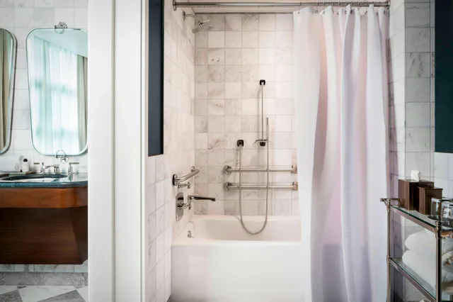 Room, King Bed, PERRY LANE HOTEL, A LUXURY COLLECTION HOTEL, SAVANNAH 5/5