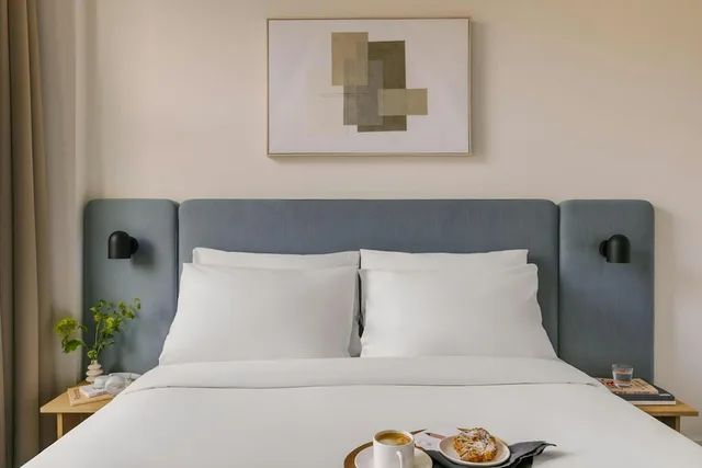 Deluxe, Queen Bed, Sonder Rose 2/3