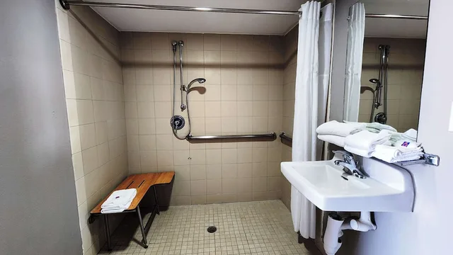 1 King Bed - Mobility Accessible Tub, Nsmk، Motel6 Webster Tx Houston Nasa Lake 7/7