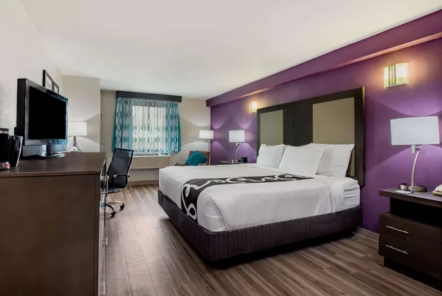 غرفة ديلوكس بسرير كينج، La Quinta Inn by Wyndham West Long Branch 3/8