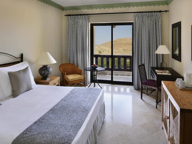غرفة كلاسيكية بسرير كينج، Movenpick Resort and Spa Dead Sea 2/5