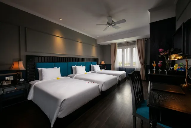 غرفة ديلوكس ثلاثية بسرير كينج وسرير فردي بإطلالة على المدينة، Golden Holiday Hoi An Hotel 9/10