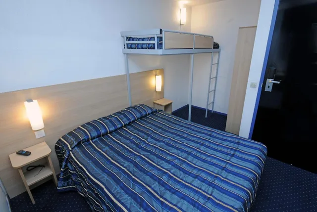 غرفة ثلاثية بسرير مزدوج وسرير بطابقين، Mister Bed Lille Lomme Hotel 2/4
