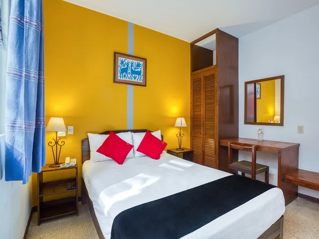 غرفة قياسية بسرير مزدوج، Capital O Parador Crespo Hotel, Oaxaca 3/4