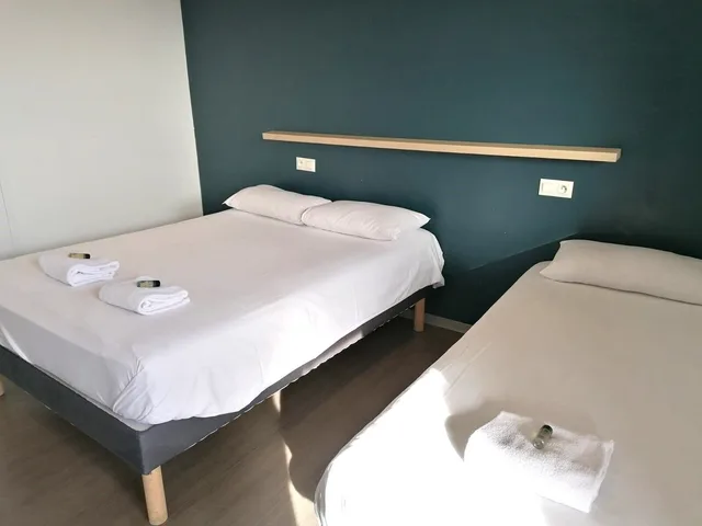 غرفة عائلية بسرير مزدوج وسرير فردي، Eklo Hotels Le Mans 1/2