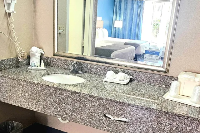 Upgrade, Suite, 2 Queen Beds، Quality Inn & Suites Conference Center 9/10