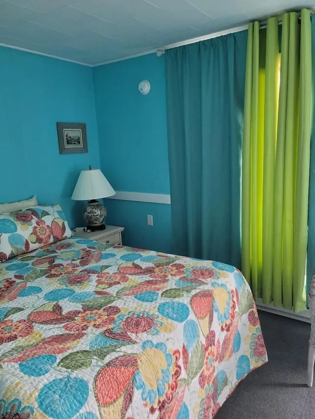 غرفة مفردة بسرير كوين، The Monarch Motel 1/2