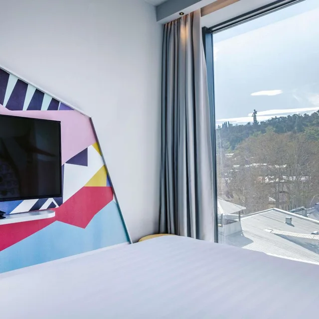 غرفة بريميوم بسرير كينج، Ibis Styles Tbilisi Center 3/5