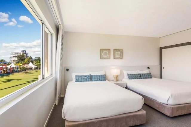 Executive, Family, Queen Bed, Oaks Sunshine Coast Oasis Resort 2/2