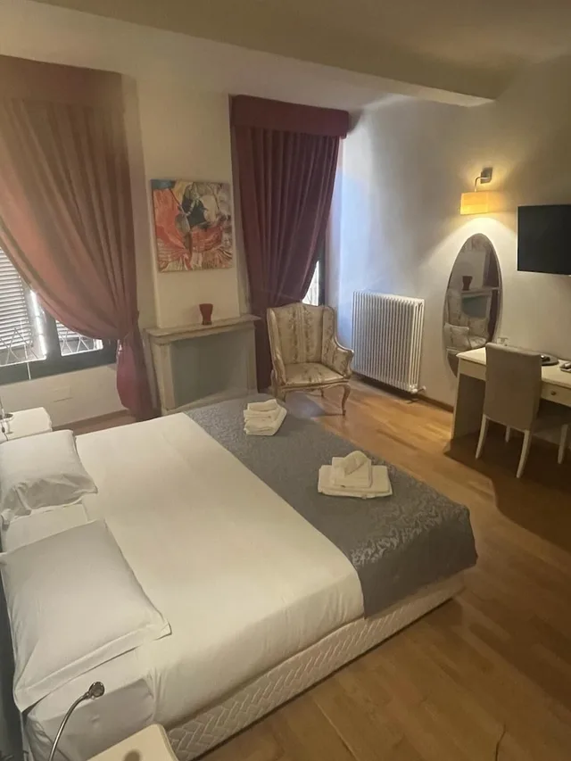 غرفة بسرير كينج، Honey Rooms 1/10