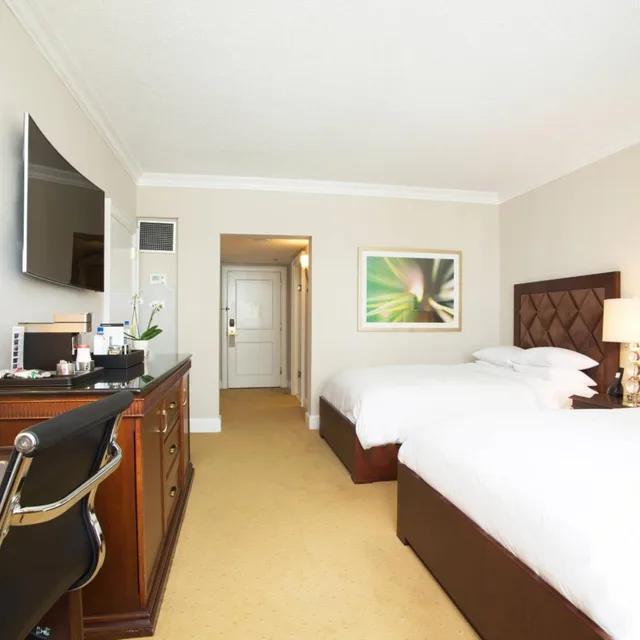 Guest Room, 2 Double Beds, City View, Concierge Level, JW Marriott Miami 2/6