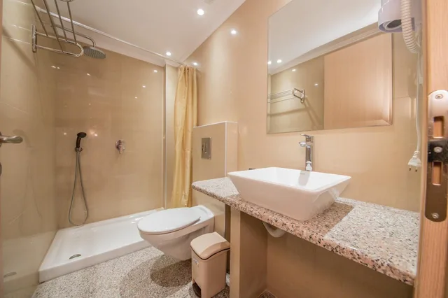جناح عائلي، Kalias Hotel 5/5