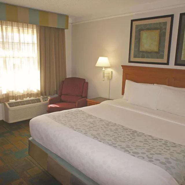 غرفة بسرير كينج بحوض استحمام لذوي الإعاقة، La Quinta Inn by Wyndham Austin Oltorf 2/6