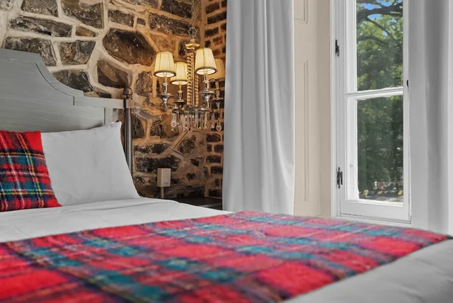 غرفة ديلوكس بسرير كوين، Auberge Place D Armes 5/10
