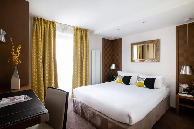 Room, Queen Bed, Hotel Le Colisee 3/6