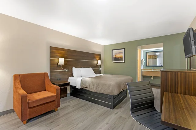 غرفة بسرير مزدوج، Quality Inn & Suites Orangeburg 2/4