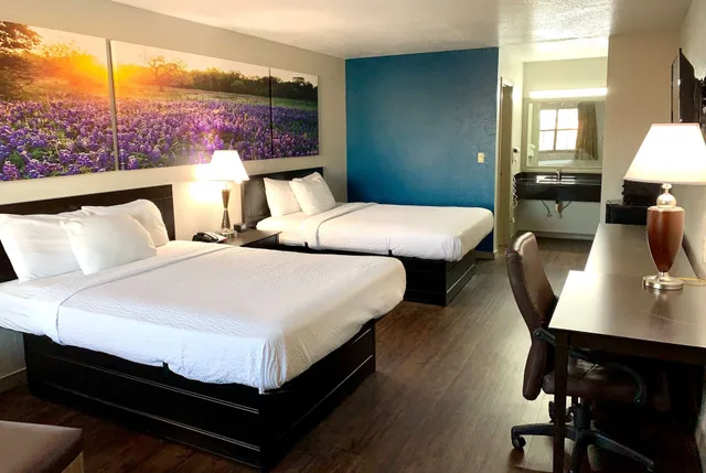 Deluxe, 2 Queen Beds, Days Inn By Wyndham Canton 8/10