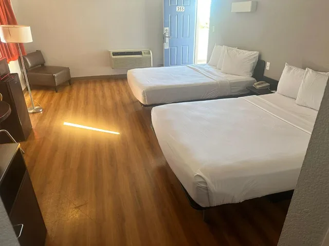 1 Full Bed - ADA/Tub/Mini Fridge، Motel6 Ventura, CA - South 2/9