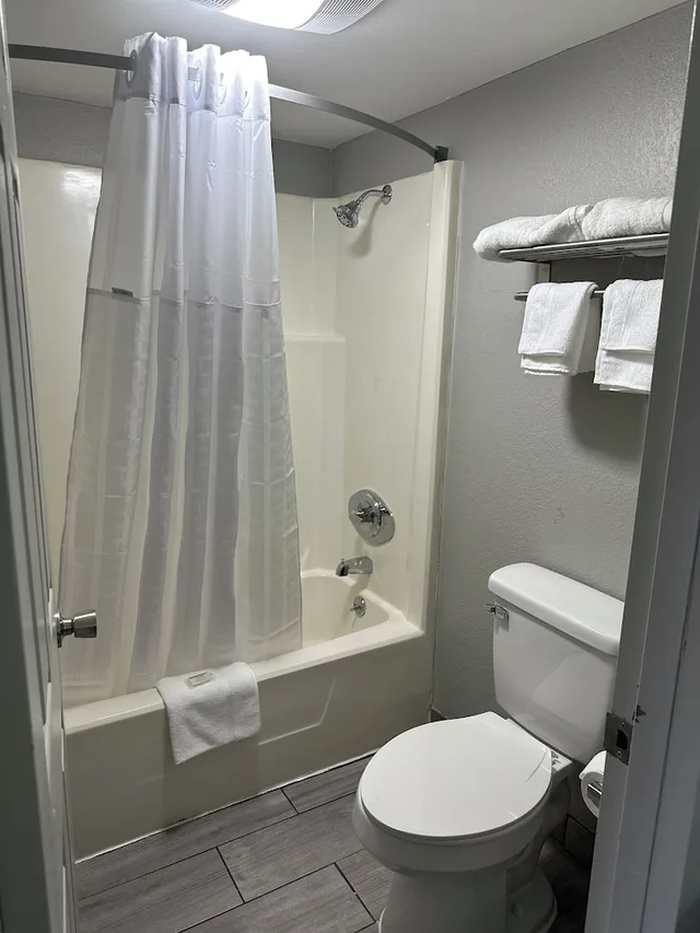 غرفة بسرير كينج للمدخنين لذوي الإعاقة، Super 8 By Wyndham Kingsport /I-81 5/9