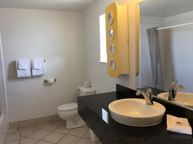 Deluxe, Suite, Multiple Beds, Partial Ocean View، Motel6 Pismo Beach, CA - Pacific Ocean 3/7