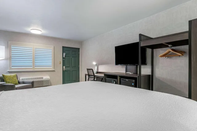 غرفة تنفيذية بسرير كينج، Best Western Plus Hilltop Inn 1/9