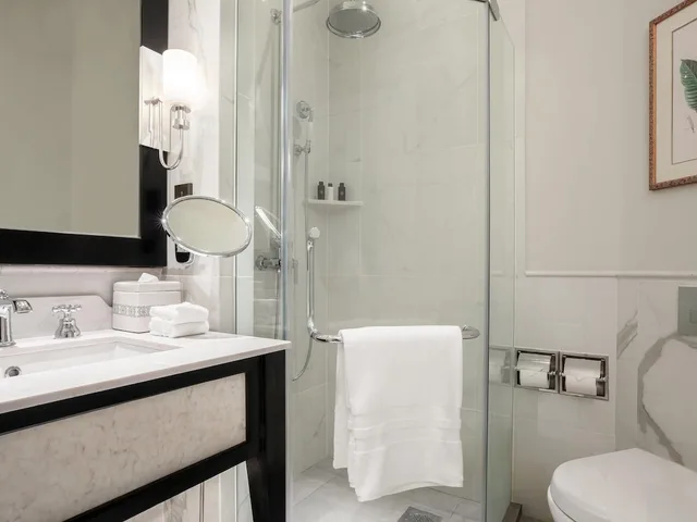 Colonial, Suite, King Bed, Raffles Hotel Le Royal 9/10