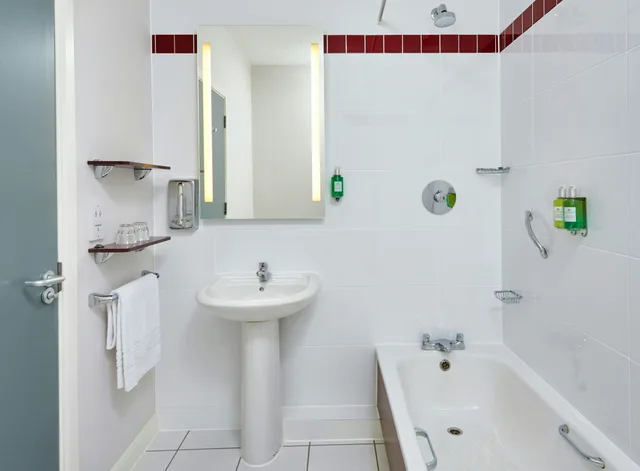 غرفة قياسية بسرير مزدوج، Leonardo Hotel Milton Keynes 2/2