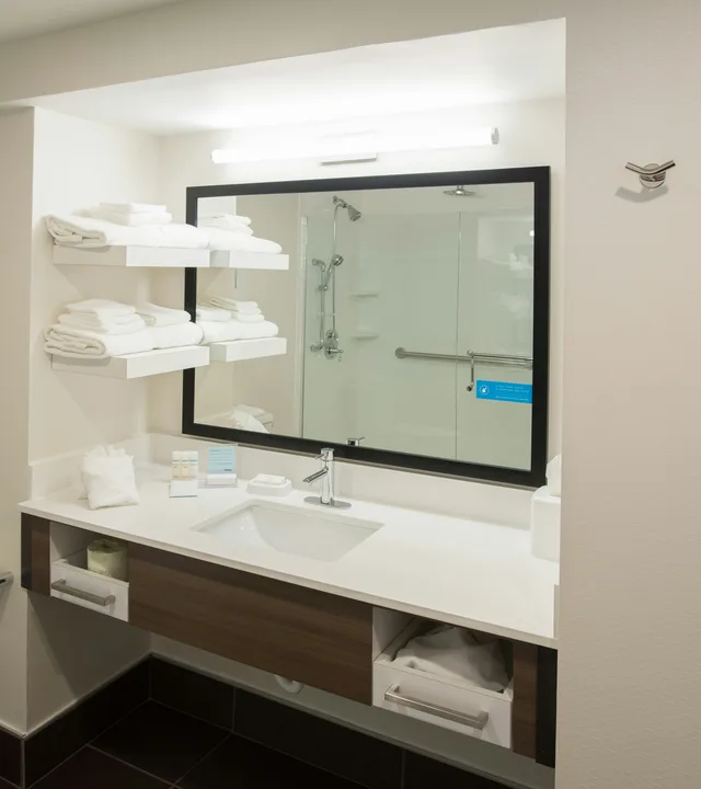 جناح بسرير كينج مع أريكة، Hampton Inn Wooster 3/5