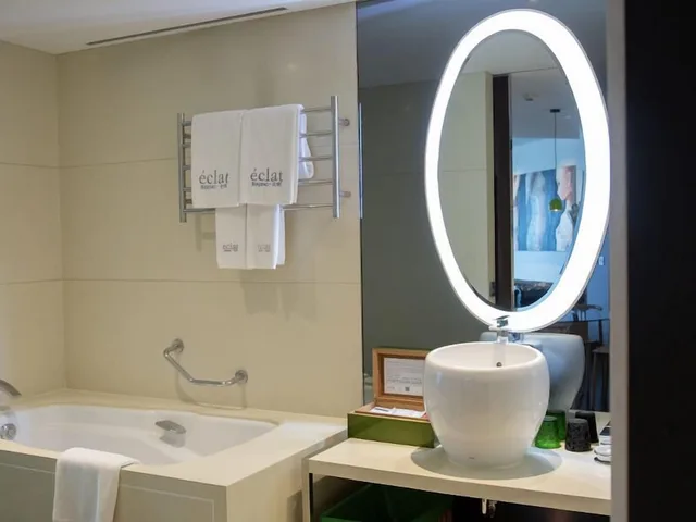 جناح ديلوكس بسرير كينج بشرفة، Hotel Eclat Beijing, an SLH Hotel 6/6