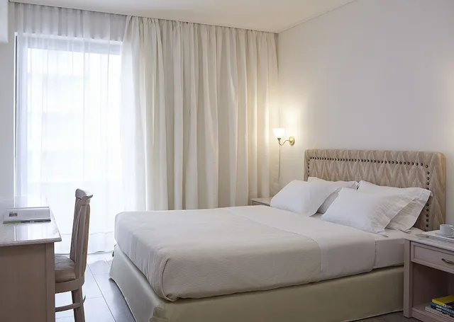 غرفة كلاسيكية بسريرين منفصلين بإطلالة جزئية على البحر، Amarilia Hotel 1/3