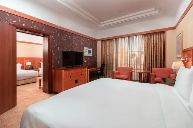 غرفة بريميوم بسرير كينج بإطلالة على المسبح، Holiday Inn Kuwait 4/10