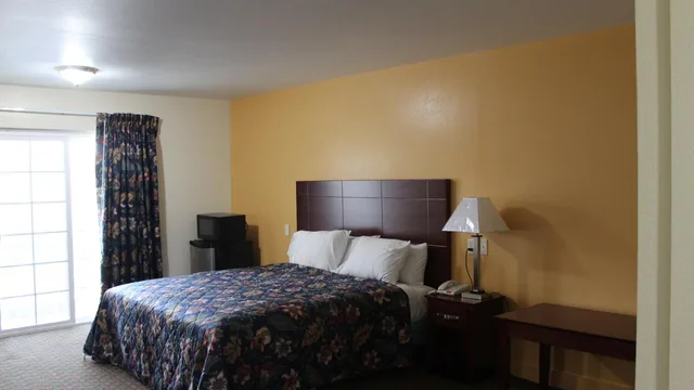 غرفة بسرير كينج للمدخنين، Passport Inn And Suites 2/3