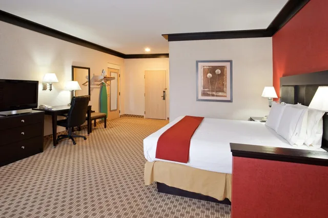 غرفة بسرير كينج للمدخنين، Quality Inn & Suites Oakwood Village - Cleveland South 1/7