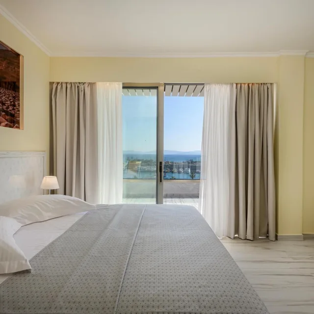 جناح، Alexandra Hotel 4/10