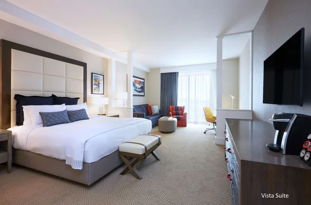 Premium, Studio, Suite, Twin Beds, King Bed, Partial Ocean View, Sofa, Balcony, Dolphin Tower، The Waterfront Beach Resort, a Hilton Hotel 2/3