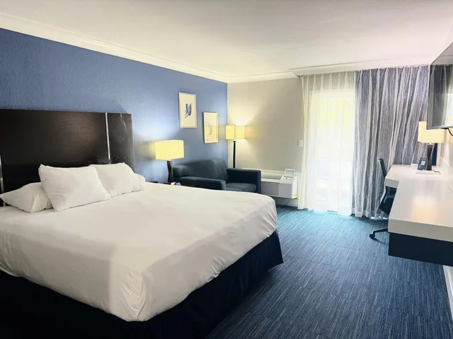 Executive, King Bed, Pacific Inn 1/10