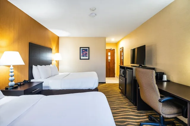 غرفة بسريرين مزدوجين في طابق مرتفع، Quality Inn Barrie, ON 6/10