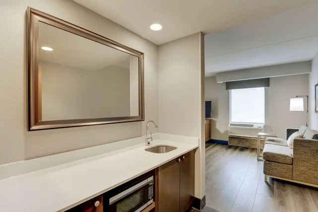 غرفة بسرير كينج بإطلالة على المدينة مع أريكة، Hampton Inn & Suites Rome 4/4