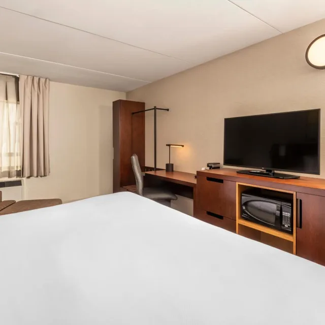 Room, Triple, Sofa, High Floor, Comfort Inn Kenora, ON 3/6