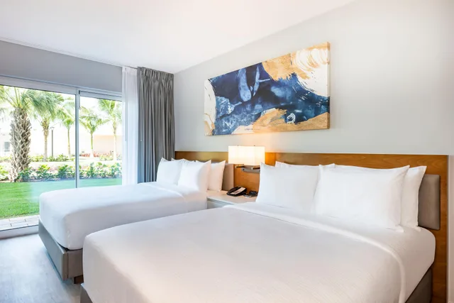 جناح كلاسيكي بسرير مزدوج بإطلالة على المسبح، Embassy Suites by Hilton Aruba Resort 1/4
