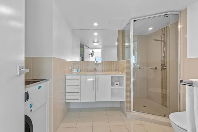 غرفة بسرير كوين بغرفة نوم واحدة بإطلالة جزئية على البحر، Proximity Waterfront Apartments 2/2
