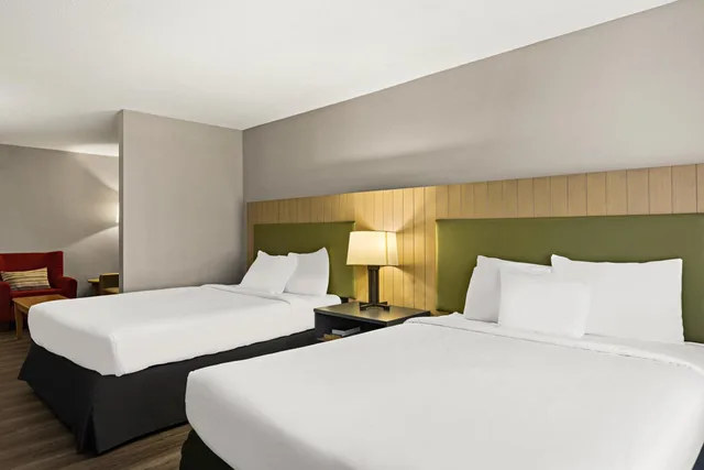 جناح بسريرين كوين مع أريكة، Country Inn and Suites By Radisson Hinesville GA 1/6