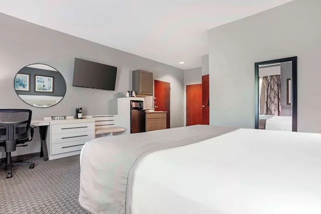 Standard, King Bed, Accessible, Best Western Plus Two Rivers Hotel & Suites 2/3