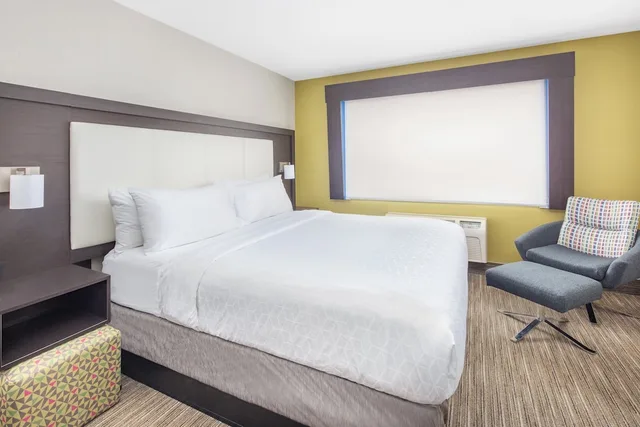 جناح بسرير كينج، Holiday Inn Express Hotel Suites Bishop 1/3