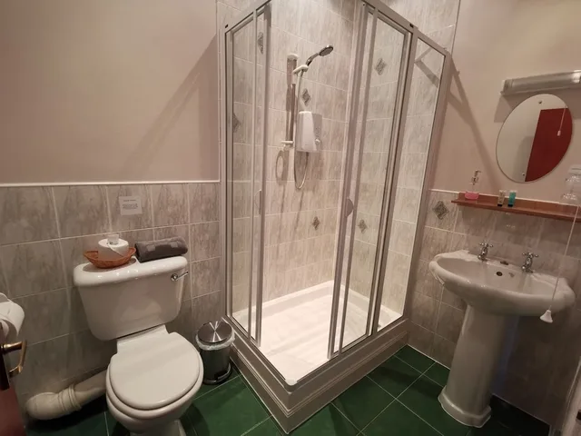 جناح كومفورت بسرير كينج وسرير بطابقين، St Ronans Hotel (ex Oyo) 2/2
