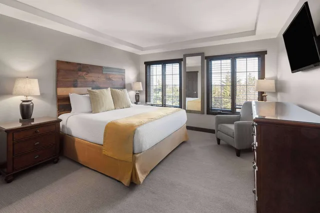 Loft, Suite, 1 King and 2 Queen Beds, Slope View, Sofa, Pet Friendly, Corduroy Inn and Lodge, Trademark Collection by Wyndham 3/5
