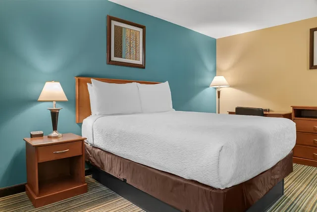 غرفة قياسية بسرير كوين، Best Western Plus Traverse City 7/10