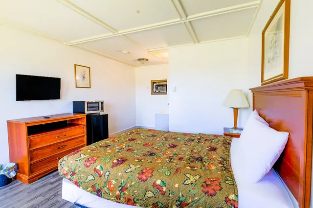 غرفة بسرير كوين، Country Hearth Inn and Suites By OYO Sturgis 5/7