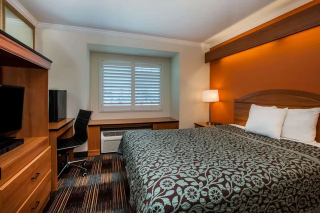 غرفة بسرير كوين لذوي الإعاقة، Days Inn & Suites by Wyndham Antioch 1/3