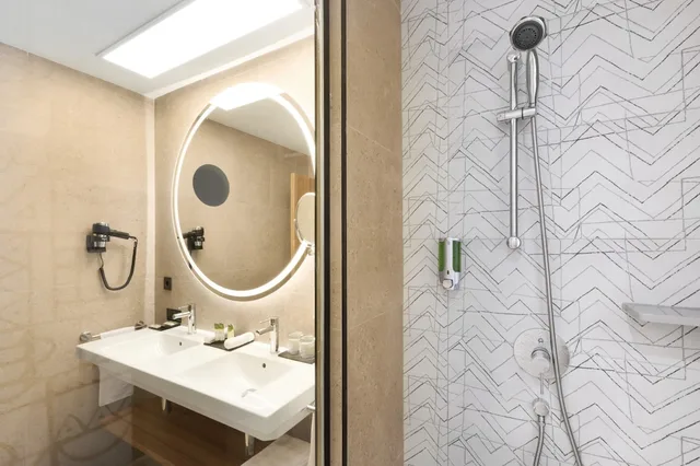 غرفة كبيرة بسريرين منفصلين مع أريكة، Hotel Riu Palace Santa Maria - All Inclusive 4/5